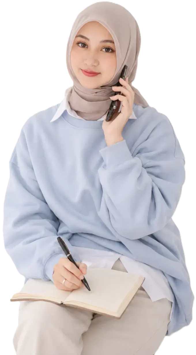 Pelanggan Seenau Digital memegang HP